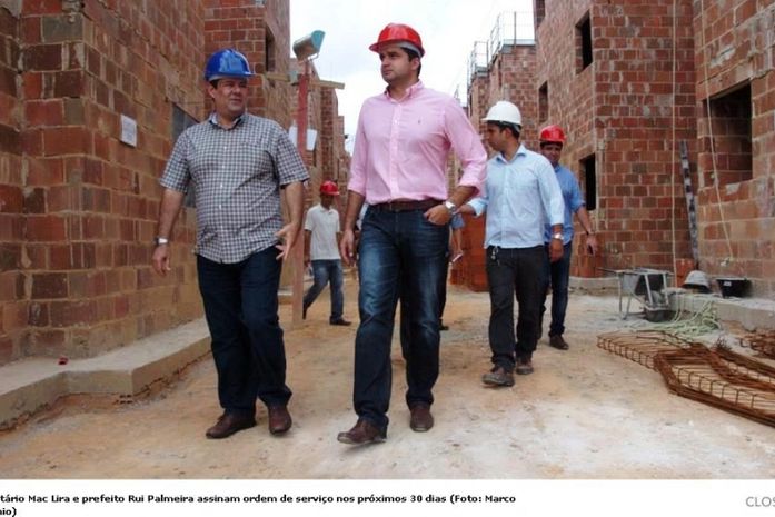 Prefeito Rui Palmeira visita obras de residencial no BB