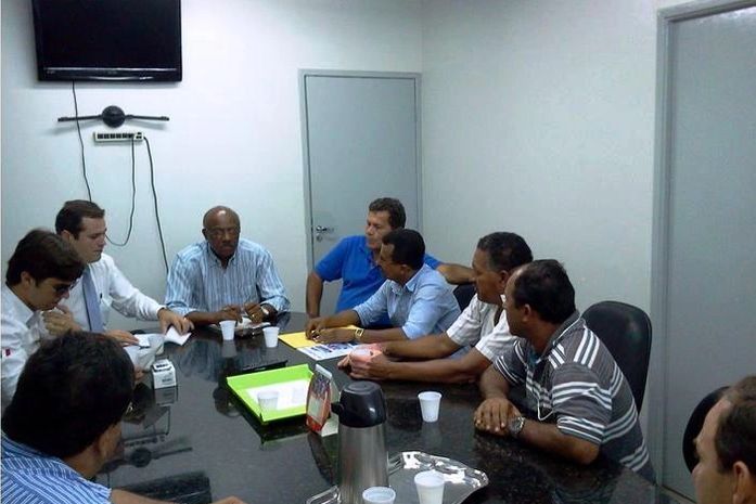 SMTT se reúne com sindicato dos taxistas para discutir reivindicações