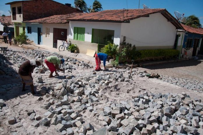 Na Barra de São Miguel, nesses 90 dias, somente num bairro prefeitura calça 12 ruas dotadas de toda estrutura exigida