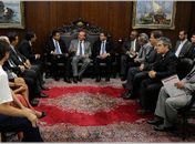 Representantes do Movimento de Combate à Corrupção Eleitoral entregam documento a Renan
