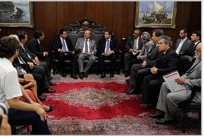 Representantes do Movimento de Combate à Corrupção Eleitoral entregam documento a Renan