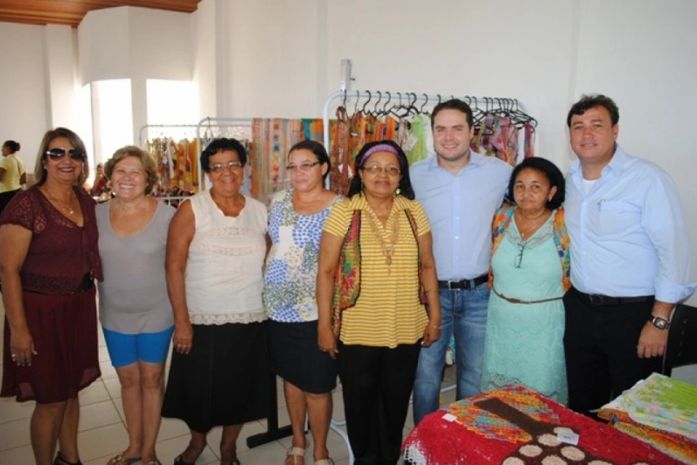 Renan Filho com prefeito Cristiano Matheus e rendeiras do novo mercado