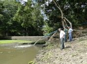 O prefeito de Viçosa, Flaubert filho (PPL), visita barragem da cidade