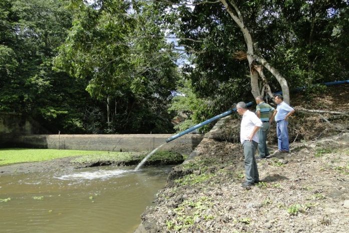 O prefeito de Viçosa, Flaubert filho (PPL), visita barragem da cidade