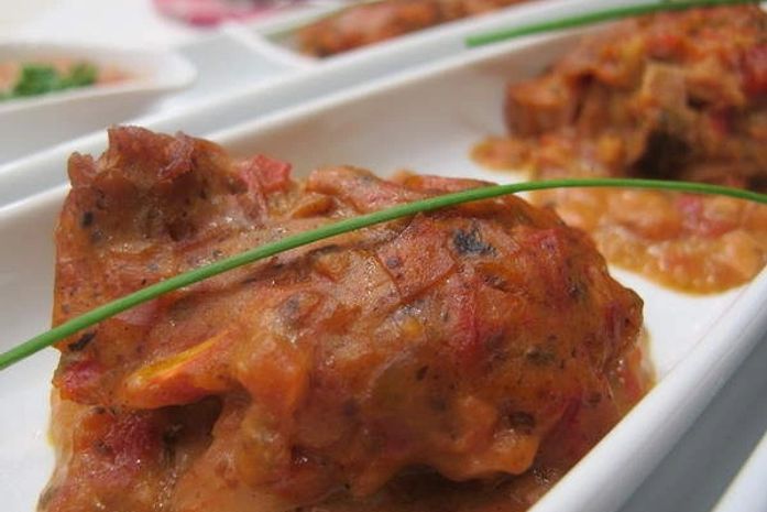 Sobrecoxa cremosa leva presunto picado, tomate, orégano e ovos