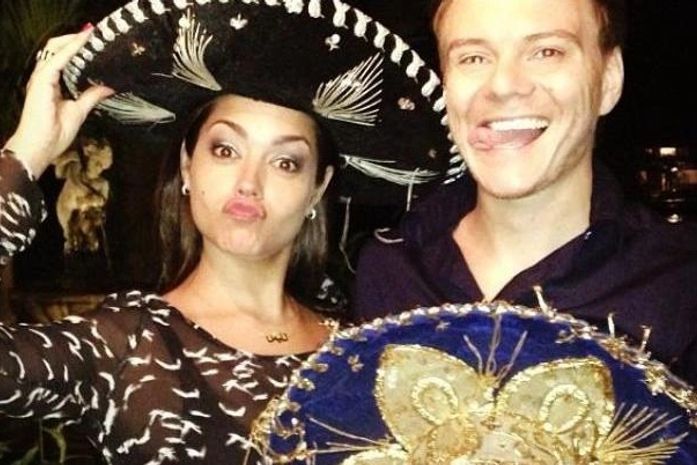 Michel Teló e Thaís Fersoza fazem caretas após tomarem tequila.