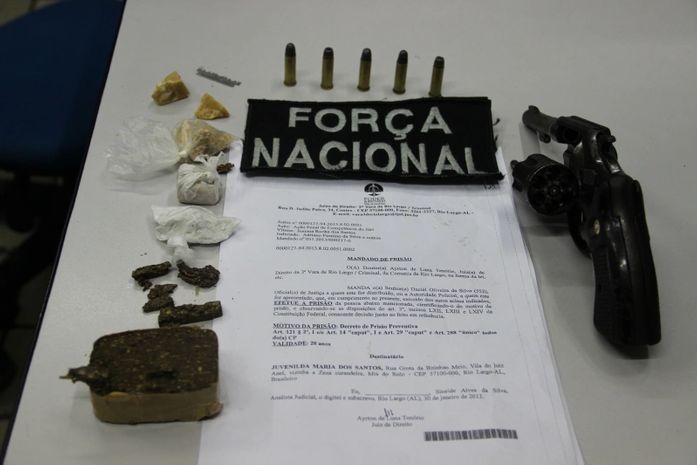 Material apreendido com acusada