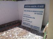 Em Guaxuma, posto de saúde inventa a 'placa-espanta-crise'