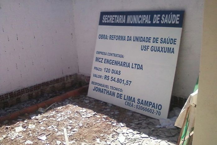 Em Guaxuma, posto de saúde inventa a 'placa-espanta-crise'