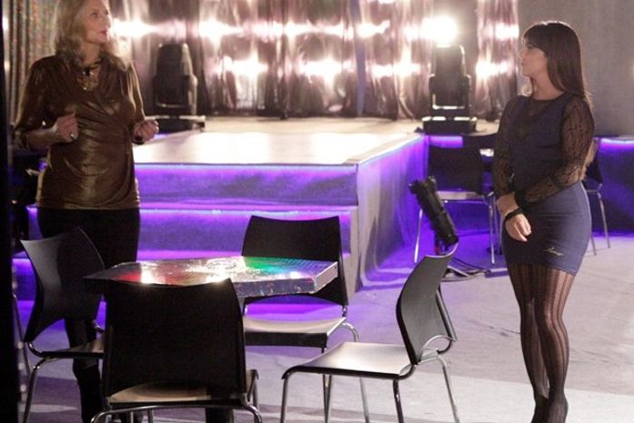 Começou bem! Irina diz a Jô que ela vai monitorar as meninas da boate