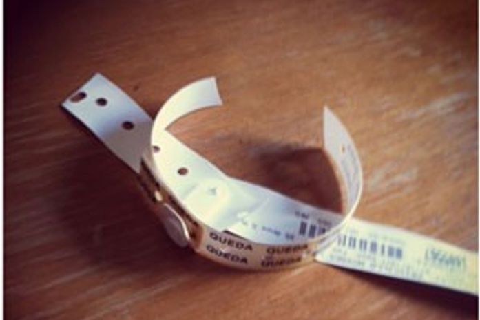 Cantora Pitty publica foto de pulseira de hospital cortada e se diz 'livre' de internação