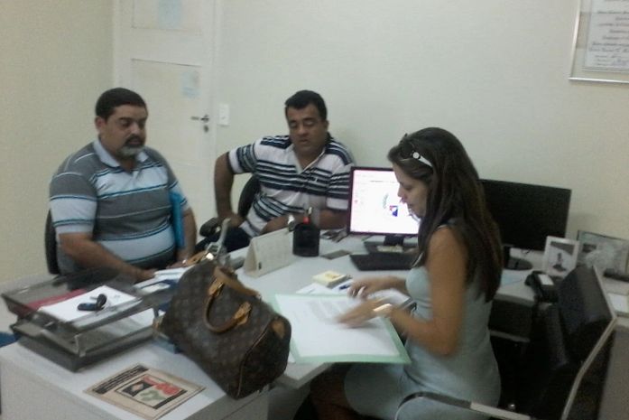 Vereadores de Sâo Miguel dos Campos entregam documentos a promotora Stela Farias do MP