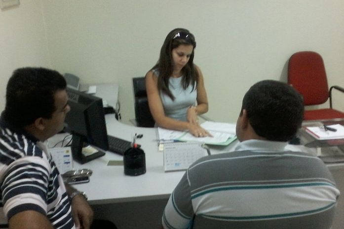 Vereadores de Sâo Miguel dos Campos entregam documentos a promotora Stela Farias do MPpromotora Stela Farias do MP