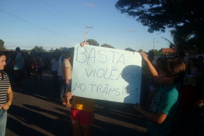 O condutor da moto abandonou o veículo e se evadiu do local. Os moradores protestaram