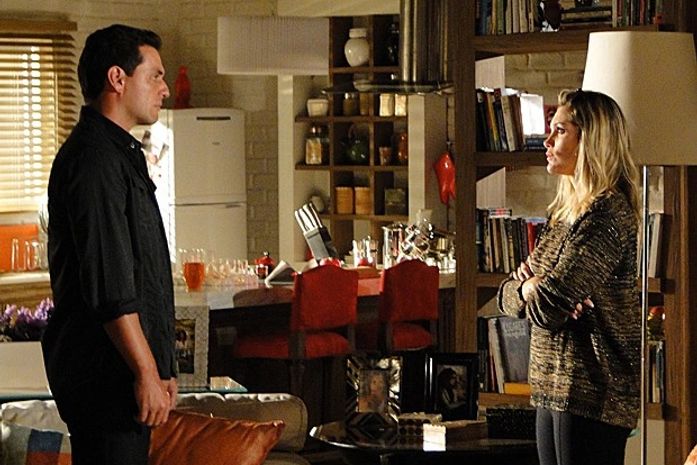 Hora da DR! Théo procura Érica e tenta se explicar sobre Lívia