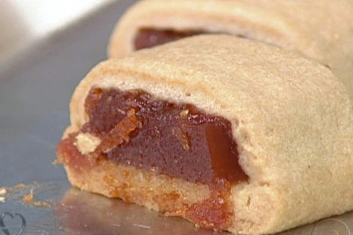 Biscoito enroladinho com goiabada feito em casa cai bem para o lanche; anote