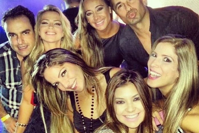 Fani, Anamara e mais ex-BBBs se divertem em boate sertaneja em São Paulo