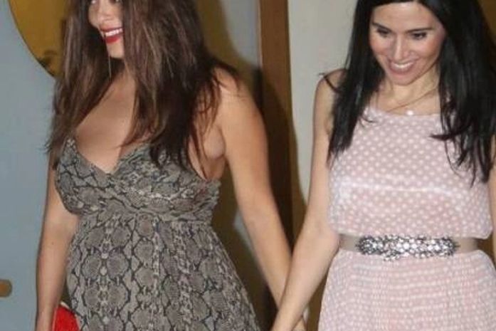 Juliana Paes deixa jantar de mãos dadas com amiga e brinca: 'Dia de Daniela'