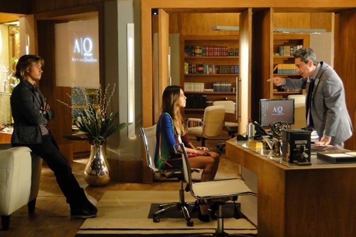 Stenio descobre que Drika e Pepeu vendem drogas e mente para Helô