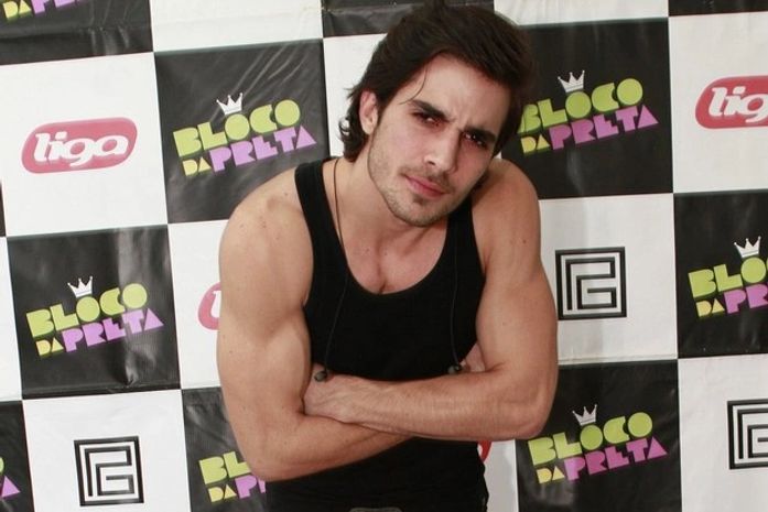 Mais forte, Fiuk revela o segredo do novo visual: 'Faço 150 flexões por dia'