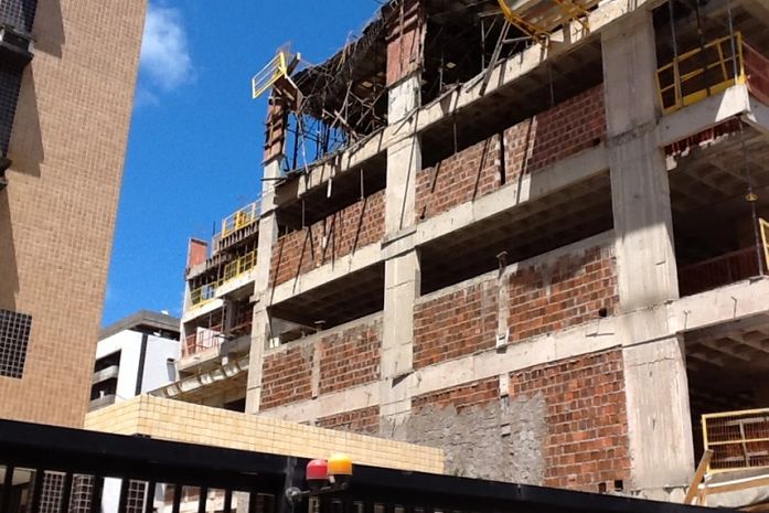 Desabamento em obra na Ponta Verde