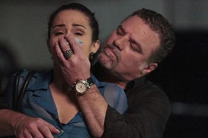 Ela é pega no aeroporto por Russo, que vai colocá-la com outras meninas para fazer programa.