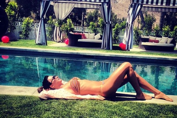 Thaila Ayala posa de biquíni à beira da piscina