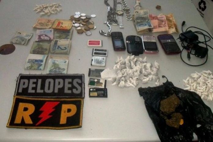 Polícia 'estoura' boca de fumo, apreende drogas e prende três mulheres
