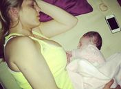 Sheila Mello exibe seios fartos deitada ao lado da filha Brenda de 2 semanas