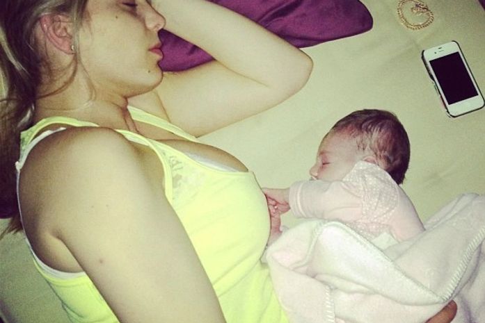 Sheila Mello exibe seios fartos deitada ao lado da filha Brenda de 2 semanas