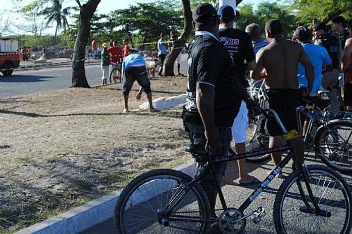 Populares observaram o trabalho da perícia