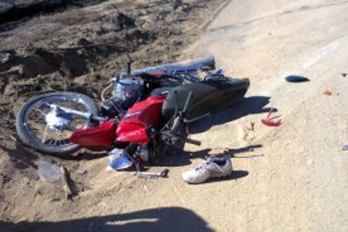 Jovem em moto morre após colidir com ônibus que trafegava na contramão