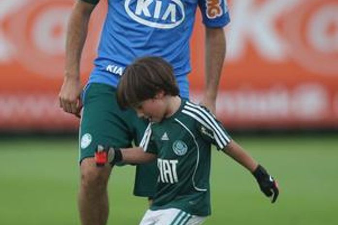 Ex-palmeirense e Henrique discutem no Twitter por paternidade de garoto