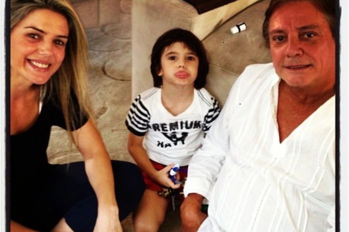 Mari Alexandre e Fábio Jr. posam com Záion