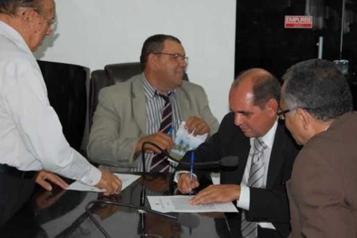 Valdo Sandes assina termo de posse