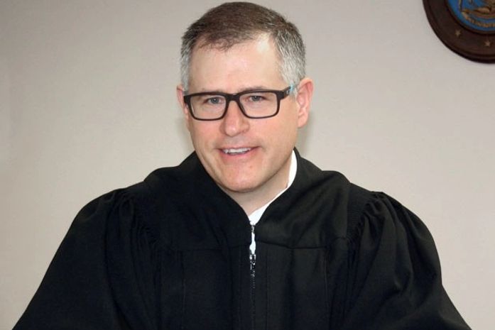 Juiz aplica multa a si próprio após seu celular tocar durante audiência