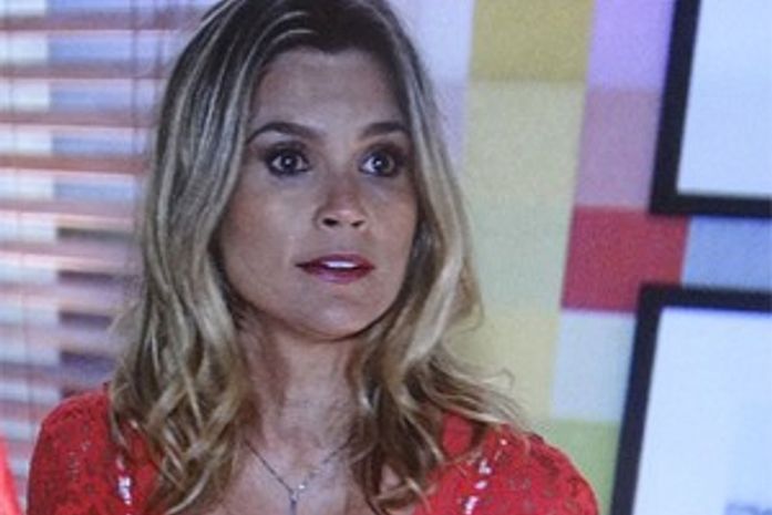 Sai fora! Théo procura Érica em casa e ela expulsa o capitão