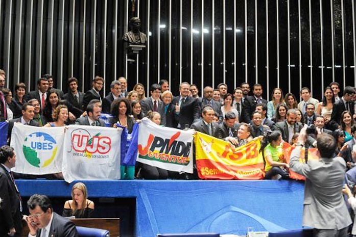 Votação do projeto contou com a presença de jovens de várias partes do País