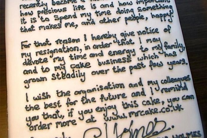 Britânico escreve carta de demissão em bolo e oferece a colegas