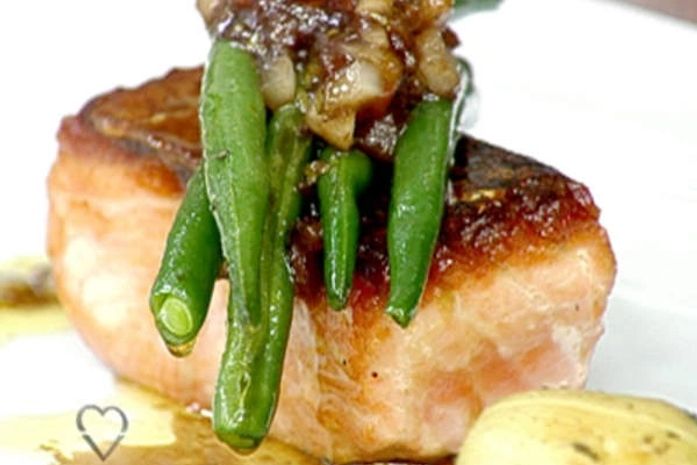 Salmão leva alecrim, vagem, champignon e ervas frescas; anote!