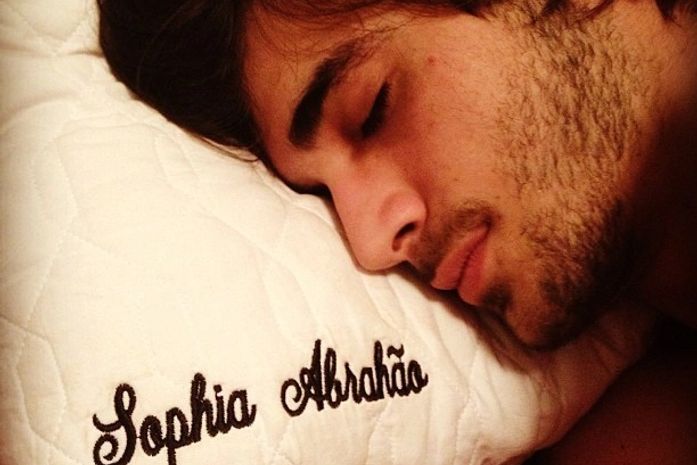 Após despistar sobre  namoro, Sophia Abrahão  posta foto com Fiuk