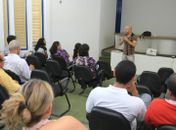 George Paes, ao fundo, explica PCCS a servidores