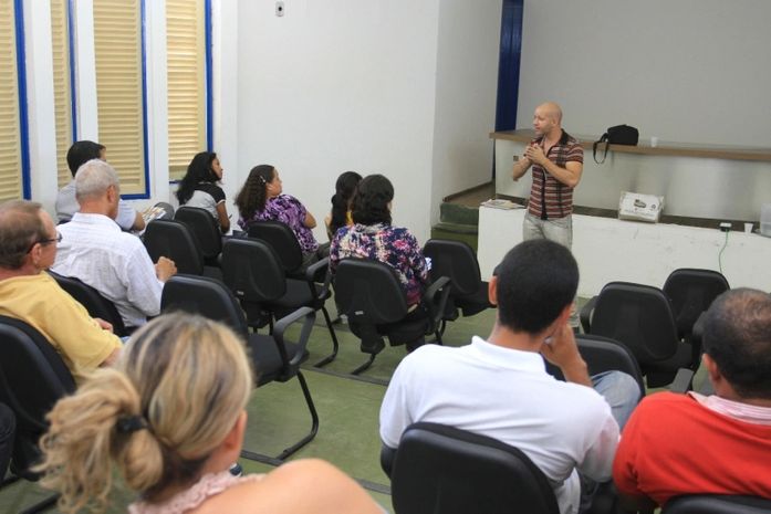 George Paes, ao fundo, explica PCCS a servidores