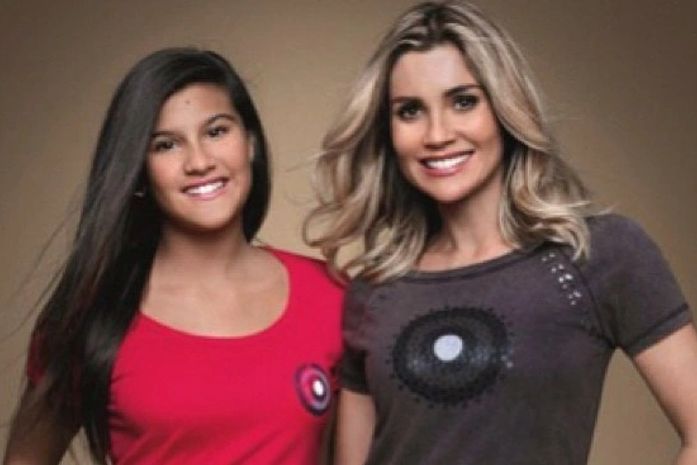 Tal mãe, tal filha! Flávia e Giulia posam magrinhas  em foto para campanha