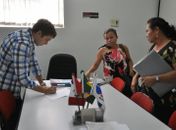 Família protocolando denúncia 