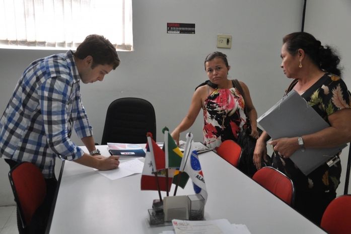 Família protocolando denúncia