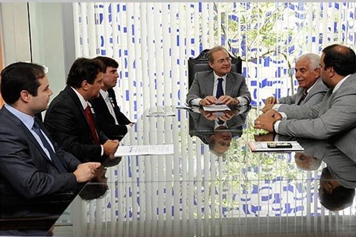 Renan discute com prefeito de Penedo sobre criação de Centro Universitário na cidade