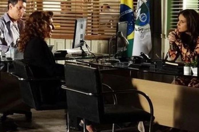 Helô descobre que Aisha e Lurdinha são irmãs e consegue uma prova para prender Wanda