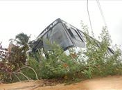 Ônibus derrapa e sai da pista