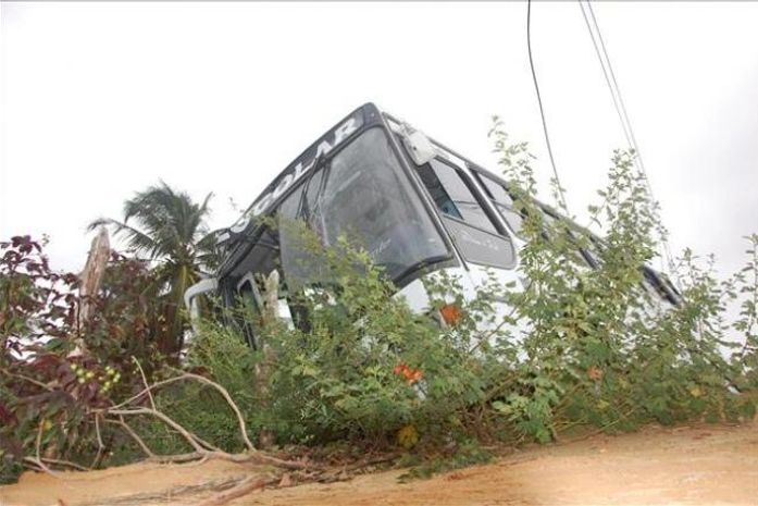 Ônibus derrapa e sai da pista